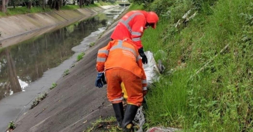 Trabajadores de Aguas de Bogotá limpiando el Canal Contador