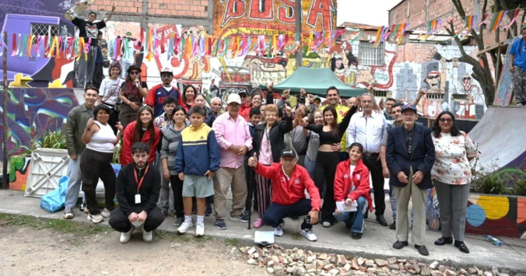 Foto que muestra personas reunidas 