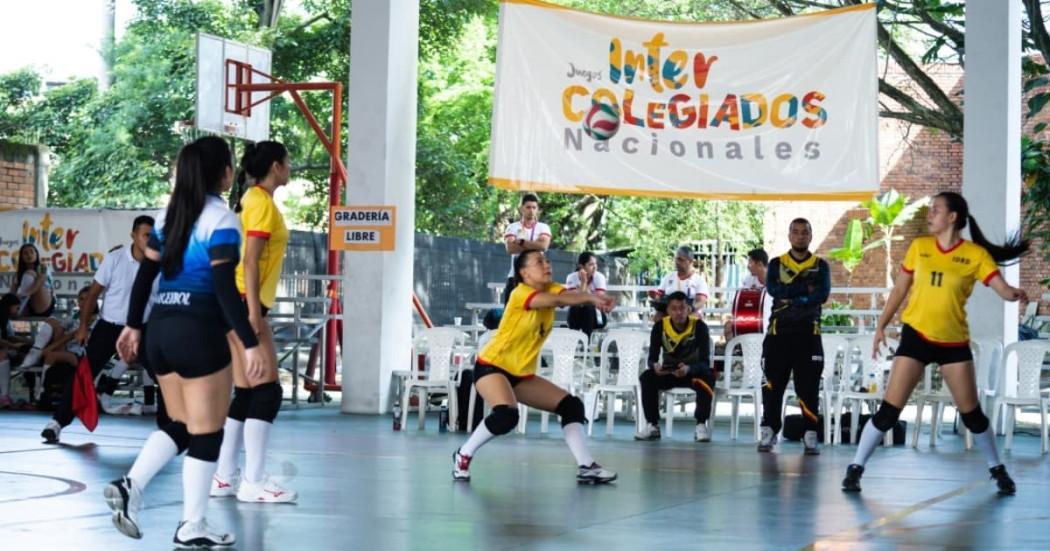 Mujeres jugando en Juegos Intercolegiados de Bogotá.