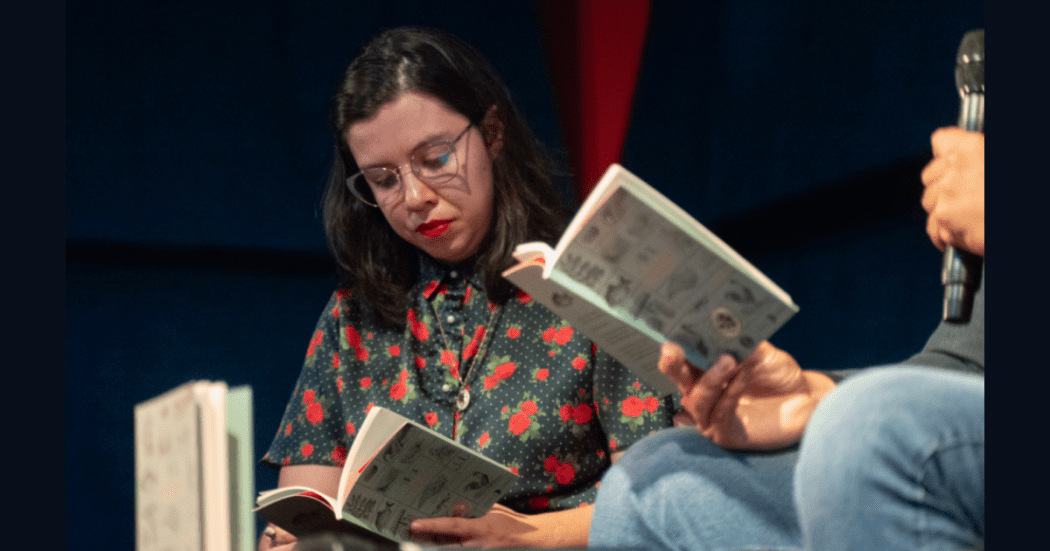 Imagen de varias personas leyendo un libro.