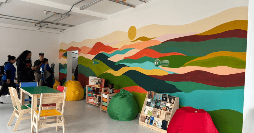 Imagen de una pared pintada de la ludoteca