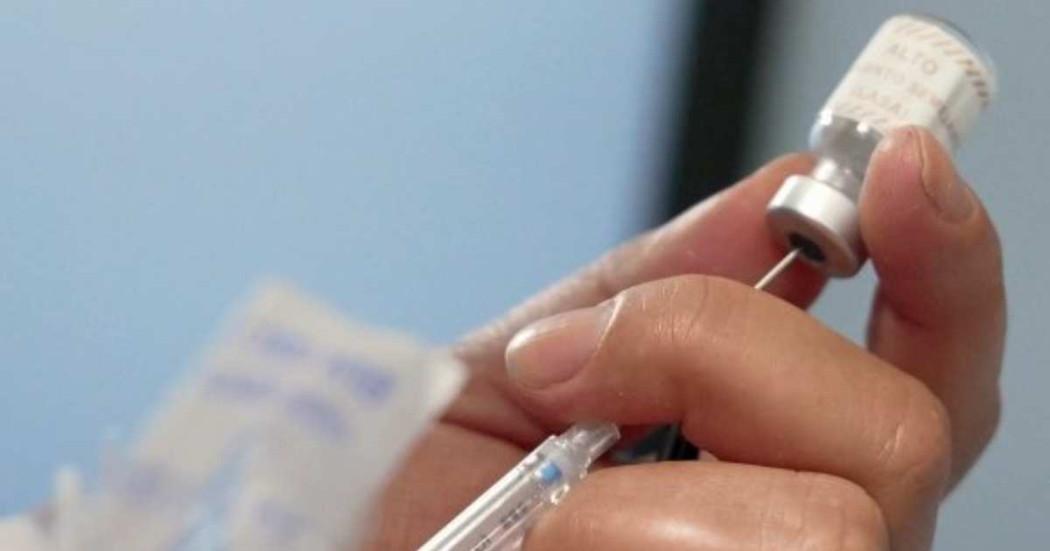 Foto que muestra unas manos sosteniendo una jeringa