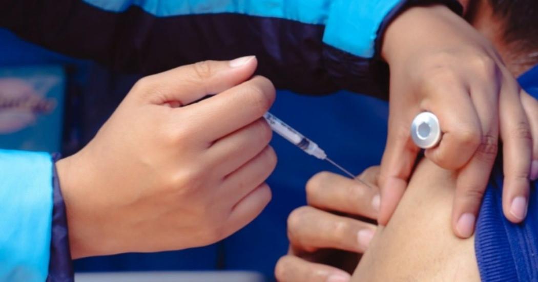 Foto que muestra una persona colocando una vacuna en un brazo