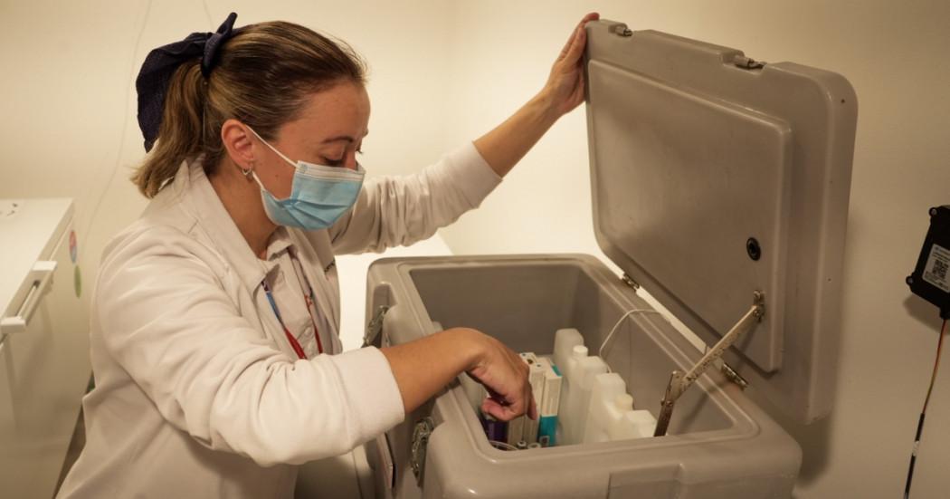 Foto que muestra una persona revisando medicamentos