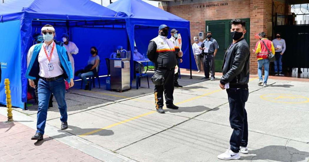 Foto que muestra personas en un punto de vacunación 