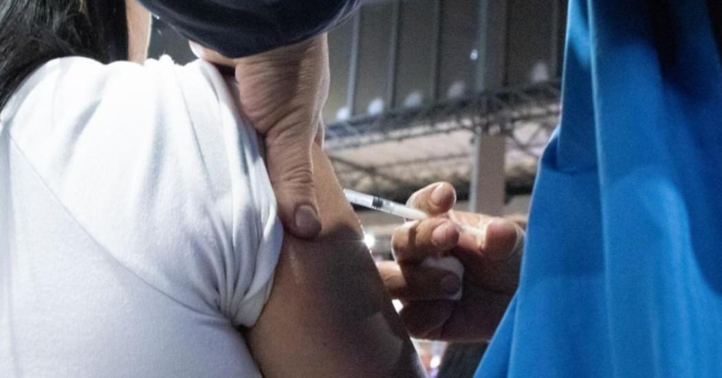 Foto que muestra una persona colocando una vacuna