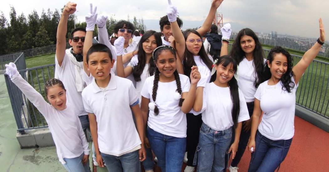 Foto que muestra niñas y niños sonriendo 