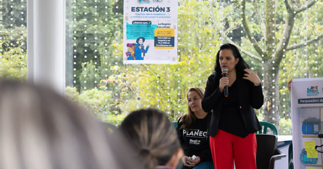 Imagen de una señora hablando durante el encuentro
