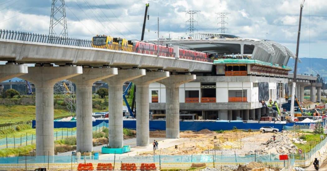 Foto de un tren del Metro sobre el viaducto.