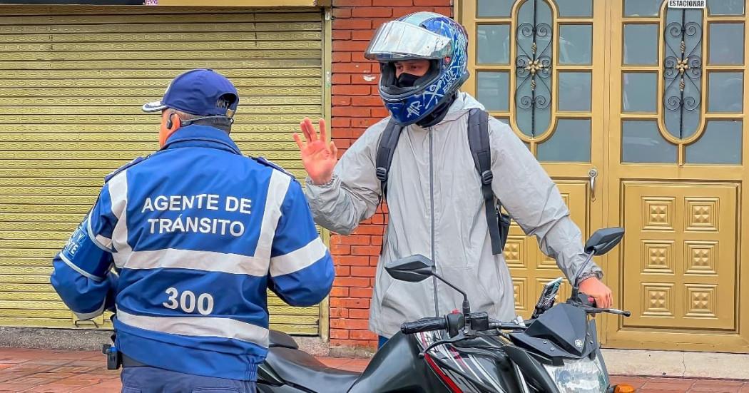 Foto del operativo contra conductores de motocicletas por invasión de andenes en barrio Marsella de Bogotá.