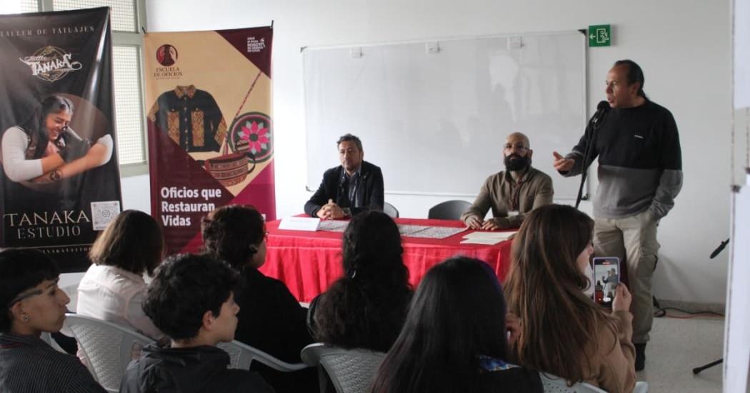Foto de la graducación de 20 jóvenes en el curso de tatuaje de la Escuela de Oficios de Bogotá.