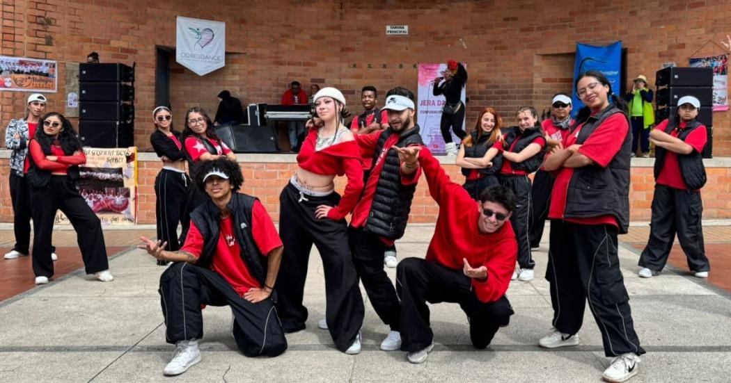 Foto de los 25 grupos artísticos de San Cristóbal que celebraron el Día de la Danza en Bogotá.