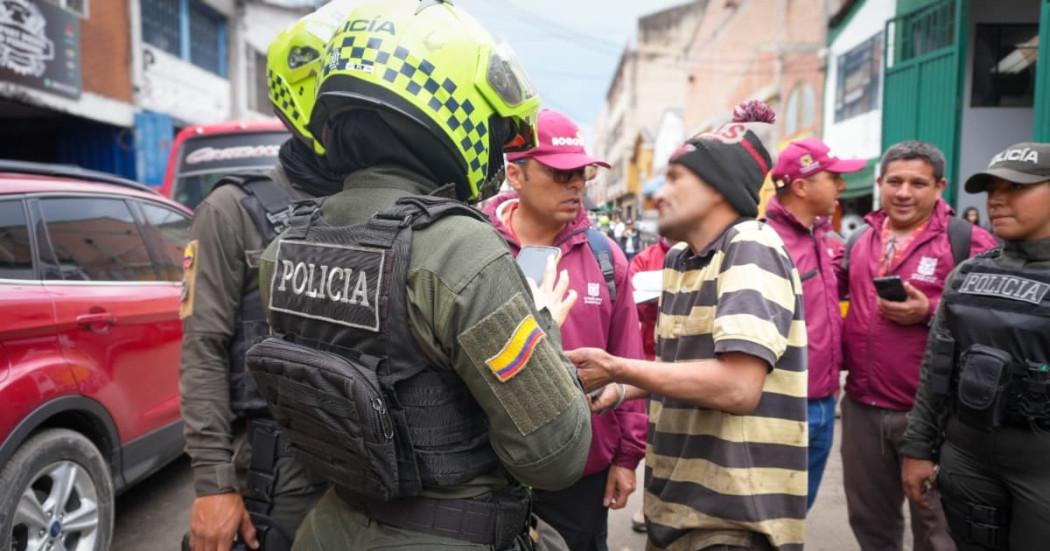 Foto de los tres capturados e incautada droga tras operativos en Los Mártires, centro de Bogotá.
