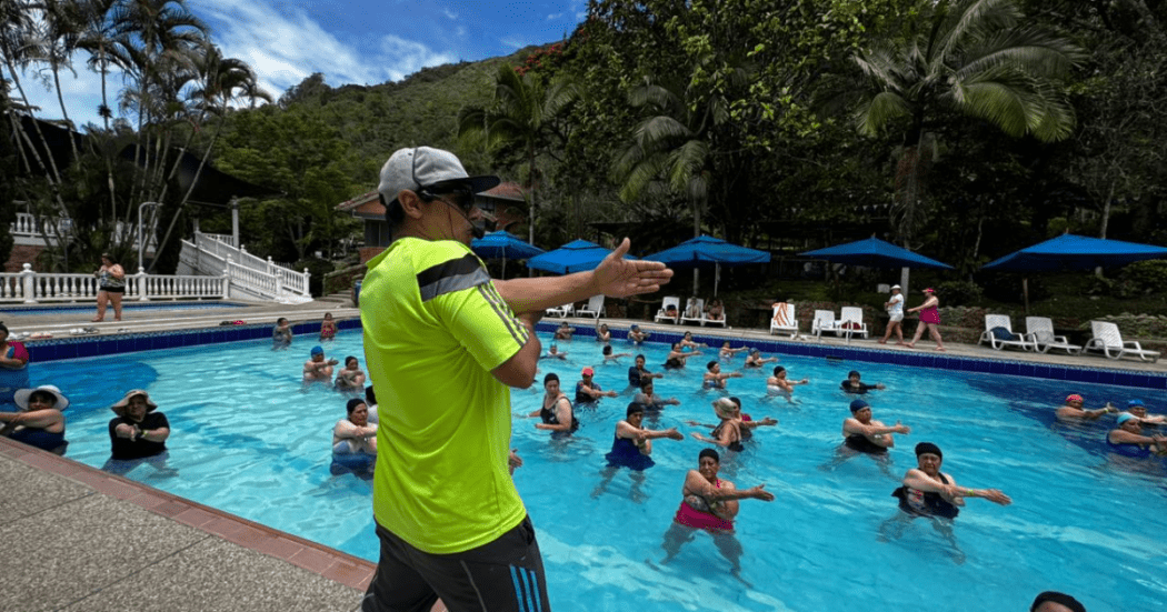 Foto de unas personas en una piscina