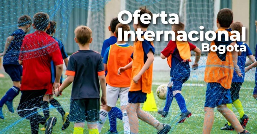 Foto de niños, niñas y adolescentes en una cancha de fútbol en Bogotá.