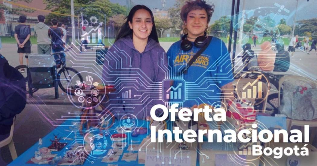 Foto de dos jóvenes en una feria de emprendimiento en Bogotá.