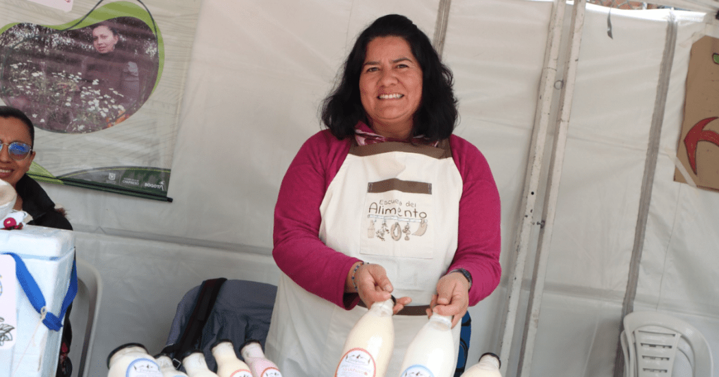 Foto de una ciudadana con su emprendimiento.