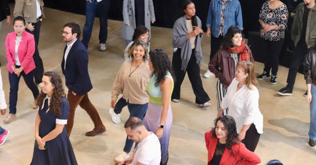 Foto de hombres y mujeres en una sala caminando.