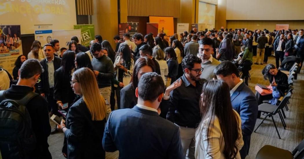 Foto de la feria de empleo liderada por Invest in Bogotá.