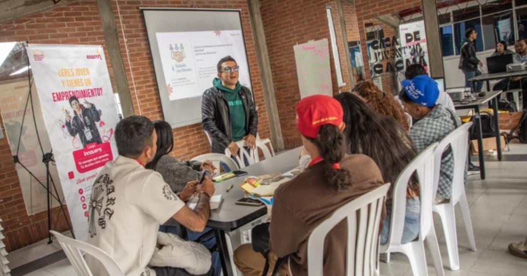 Foto de un taller de formación de emprendedores y comerciantes en Bogotá.