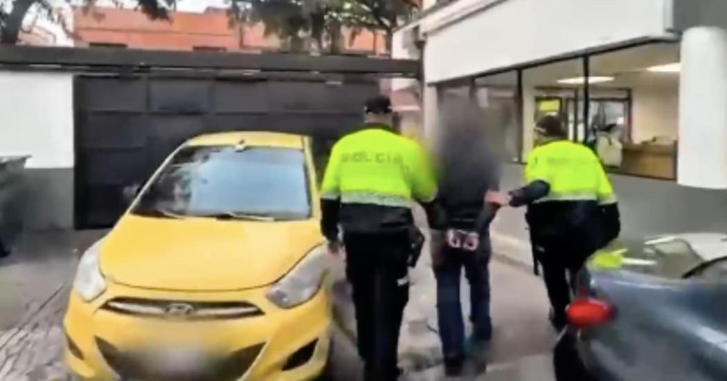 Foto de la captura del taxista que escondía arma de fuego en barrio Restrepo, al sur de Bogotá.