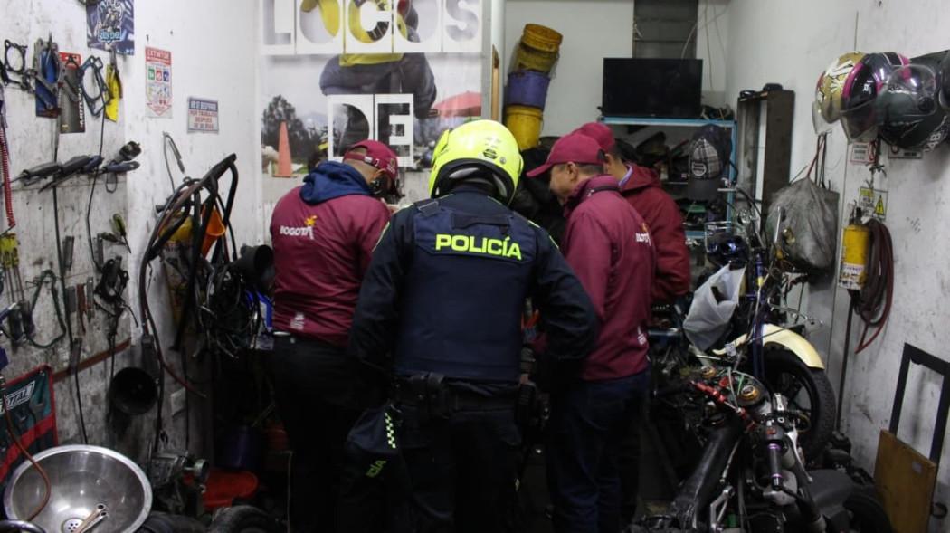 Foto del operativo a talleres de motos en Bosa, al suroccidente de Bogotá.