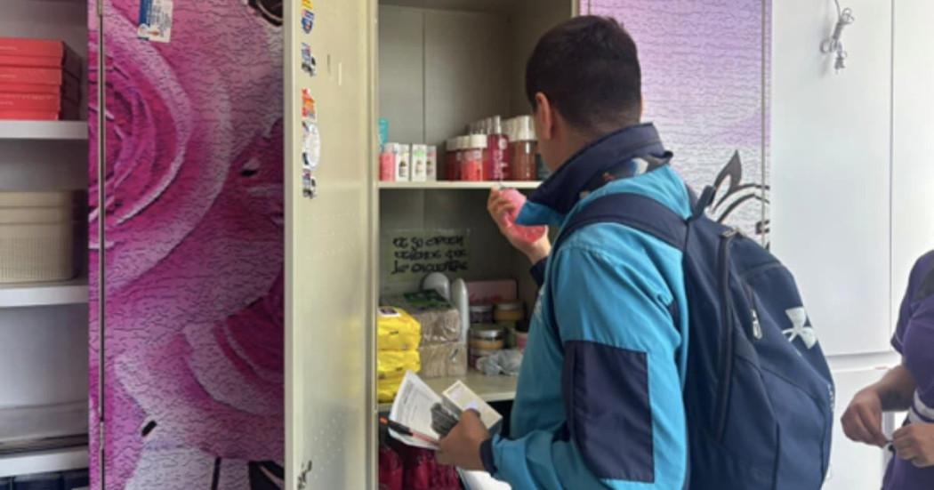 Foto de un funcionario de la Secretaría de Salud durante el operativo en el barrio El Tunal.