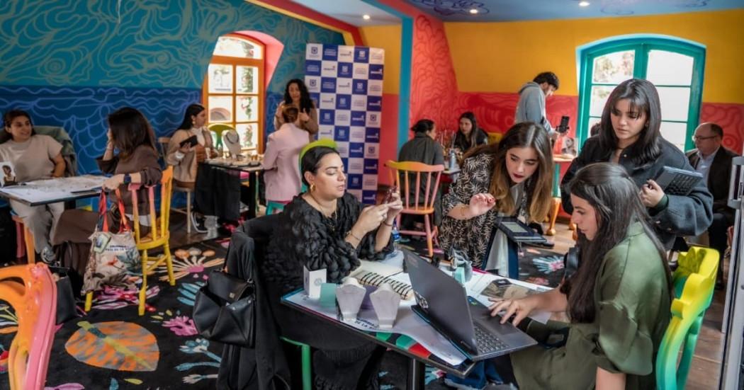 Foto de pequeños empresarios durante una jornada de mentorías con 'Activa Tu Negocio' en Bogotá.