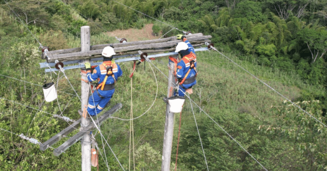 Foto que muestra trabajdores de Enel Colombia
