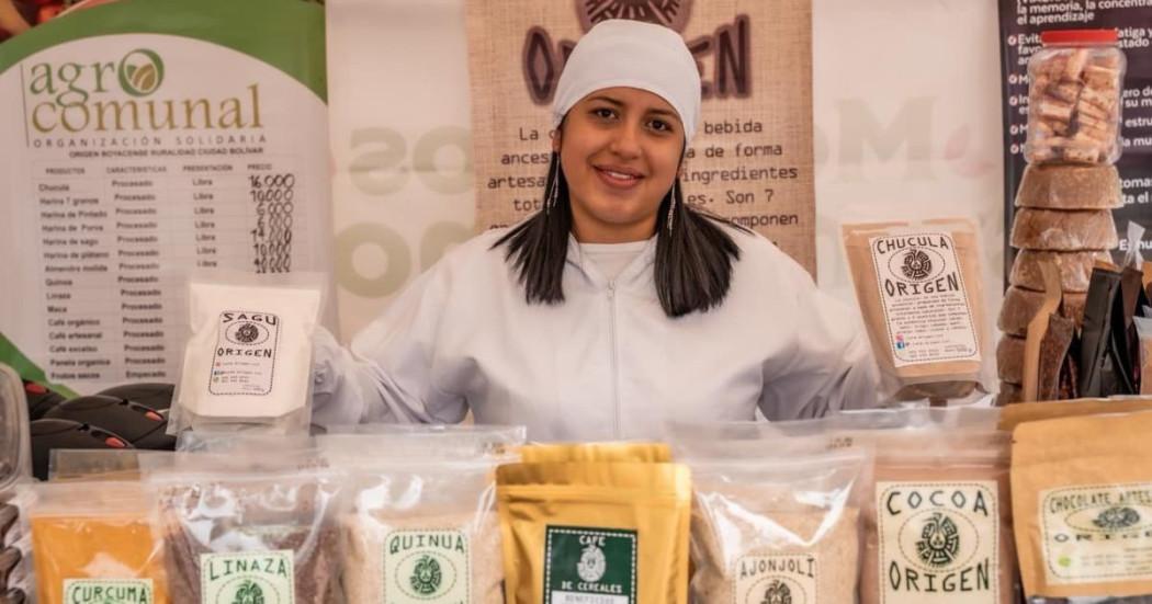 Foto de una mujer y su emprendimiento de alimentos durante una feria de 'Hecho en Bogotá'.