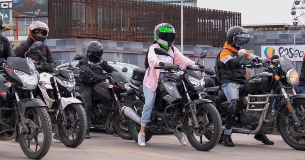 Foto de motociclistas en una vía de Bogotá.