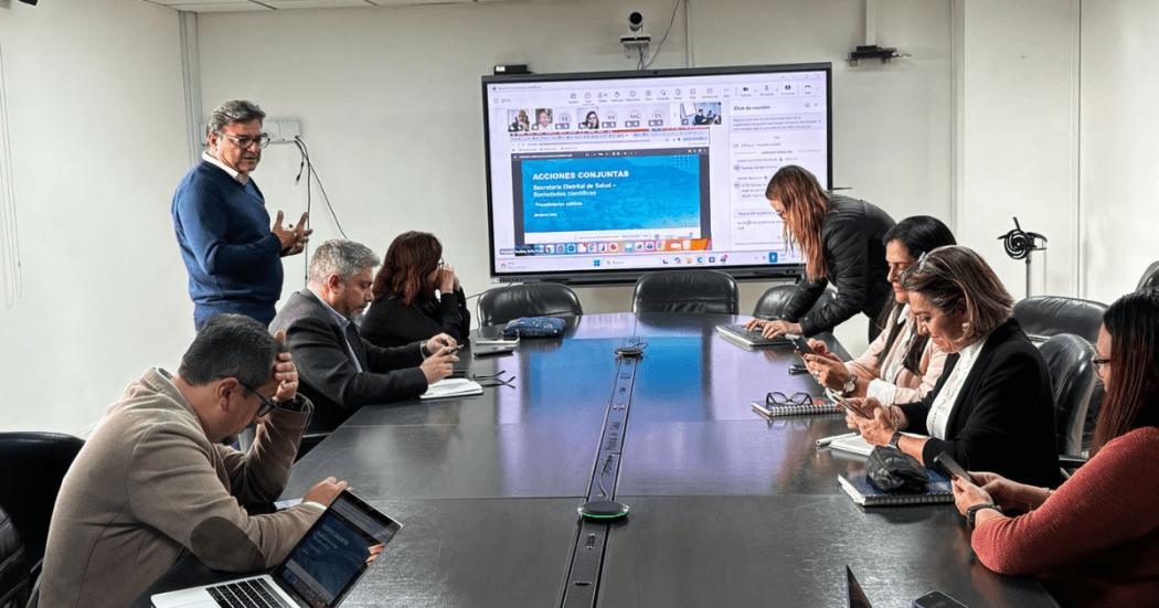 Foto de funcionarios del sector salud en una reunión