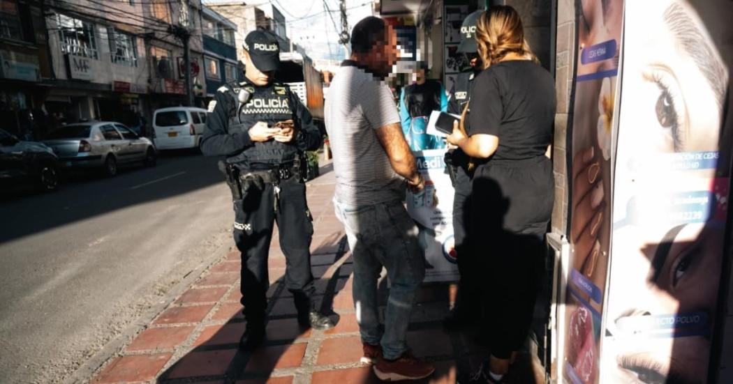 Foto de operativo a estéticas en el barrio Venecia, al sur de Bogotá.