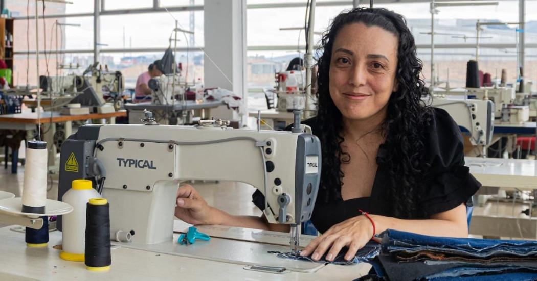 Foto de la fabricación de bolsos con jeans viejos en Bogotá con procesos de economía circular.