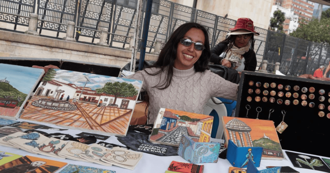 Foto de una ciudadana con su emprendimiento en una feria en Bogotá.