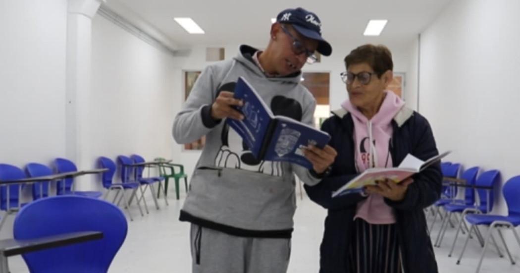 Foto de John Vanegas y María Rosa Rodríguez en un salón de clases del programa de bachillerato flexible en Bogotá.
