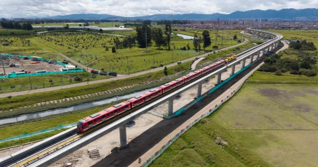 Foto del inicio de pruebas de trenes del Metro de Bogotá sobre el viaducto.