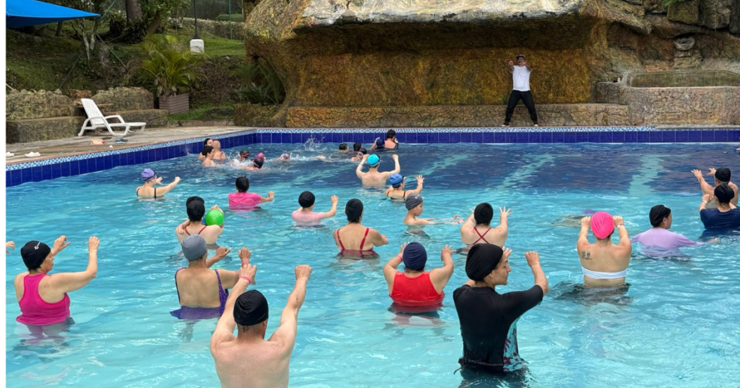 Fotos de un grupo de personas en una piscina.