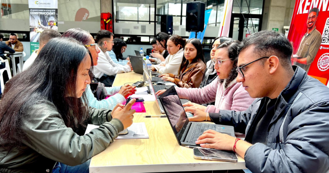 Foto de una feria de empleo en Kennedy 