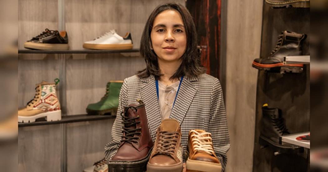 Foto de una mujer comerciante y su negocio de productos de cuero.