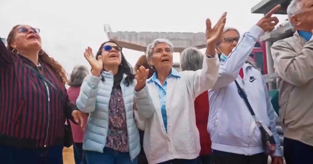 Foto de personas mayores que visitaron obras de Línea 1 del Metro de Bogotá.