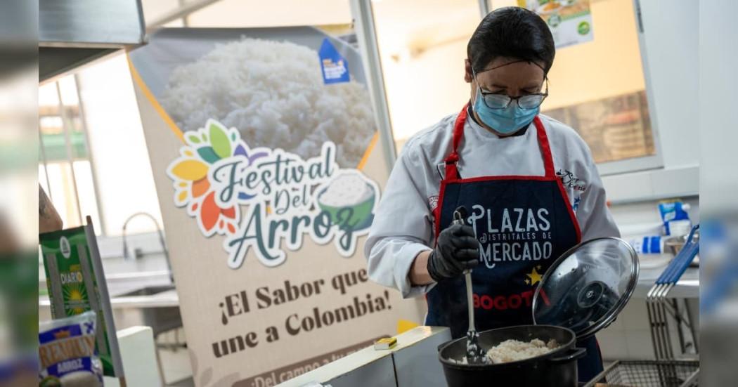 Foto de un comerciante en una de las Plazas Distritales de Mercado de Bogotá.