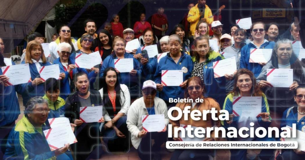 Foto de bogotanos y bogotanas en una convocatoria de becas en Bogotá.