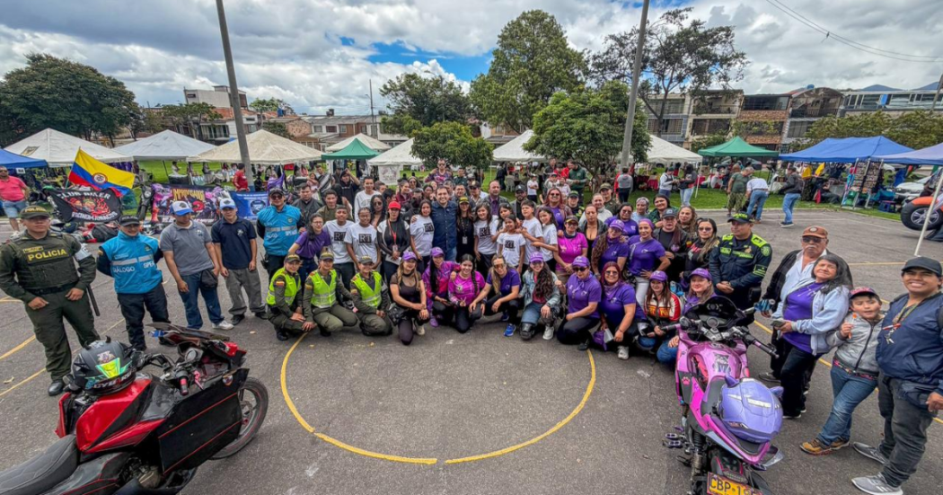 Foto de funcionarios y ciudadanos en una jornada de seguridad vial 