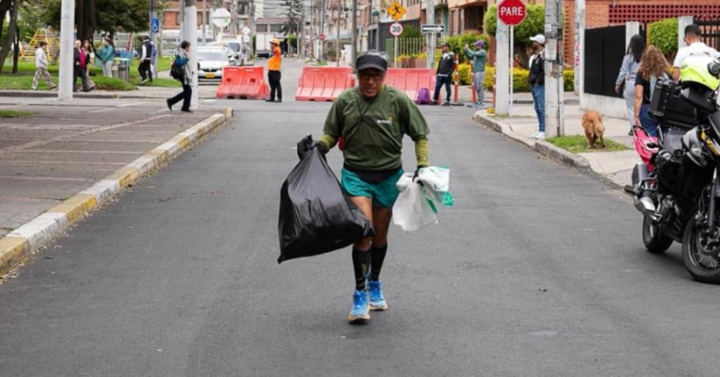 Foto de un hombre participante de la primera carrera ambiental 'Plogging' en Bogotá.