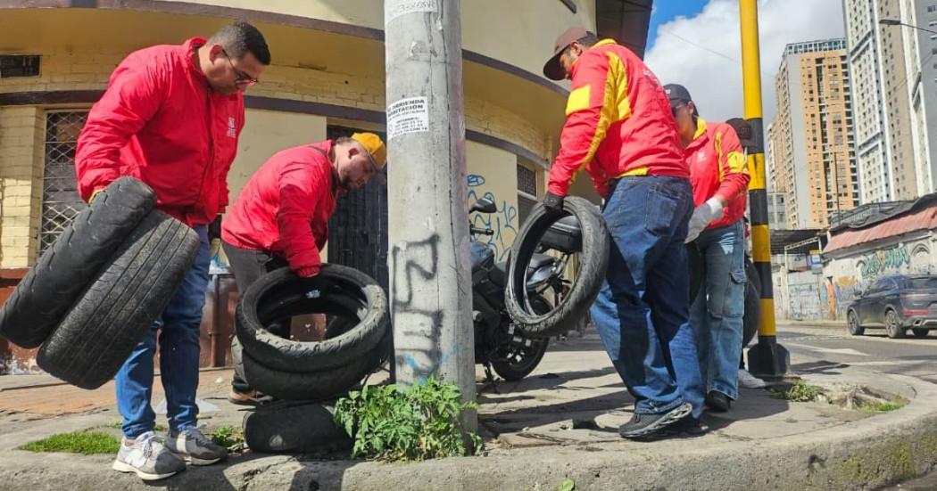 Foto de la jornada de retiro de llantas de las calles del centro de Bogotá.