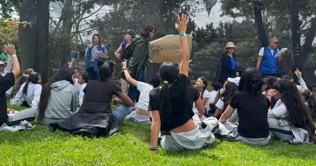 Foto de 360 niñas entre los 5 y 12 años de colegios públicos de la localidad de Santa Fe en el parque Mundo Aventura.