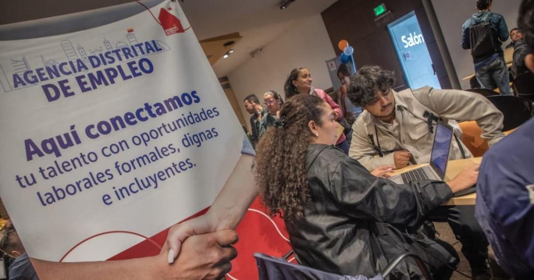 Foto de bogotanos y bogotanas accediendo a servicios de la Agencia Distrital de Empleo.