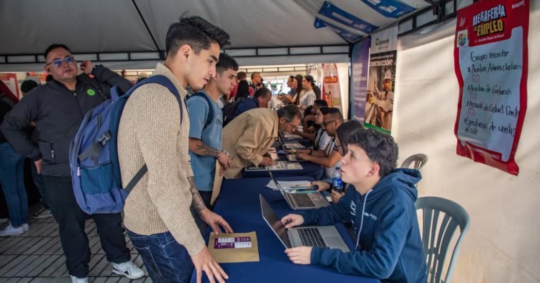 Foto de bogotanos y bogotanas accediendo a servicios de la Agencia Distrital de Empleo en Bogotá.