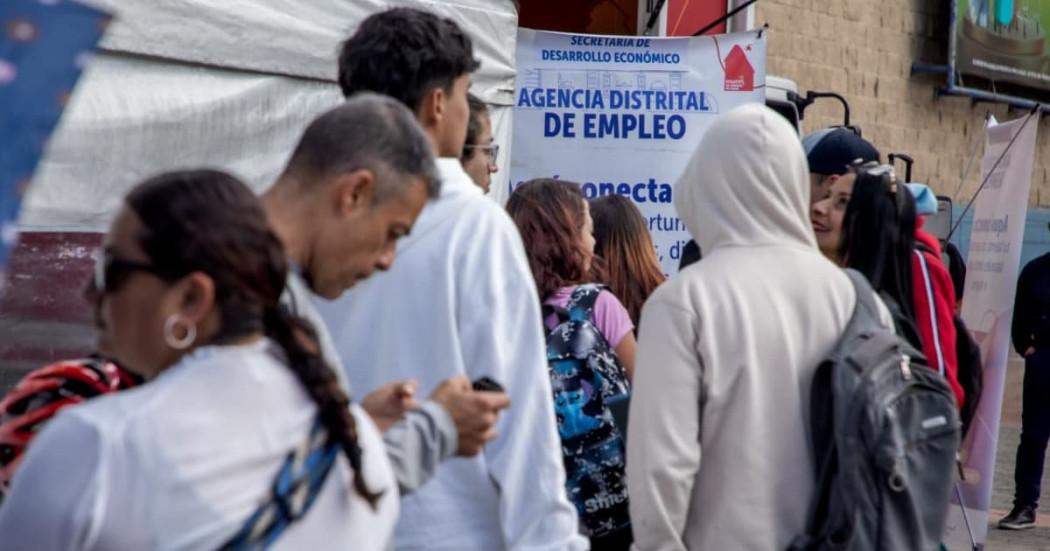 Foto de bogotanos y bogotanas accediendo a servicios de la Agencia Distrital de Empleo de Bogotá.